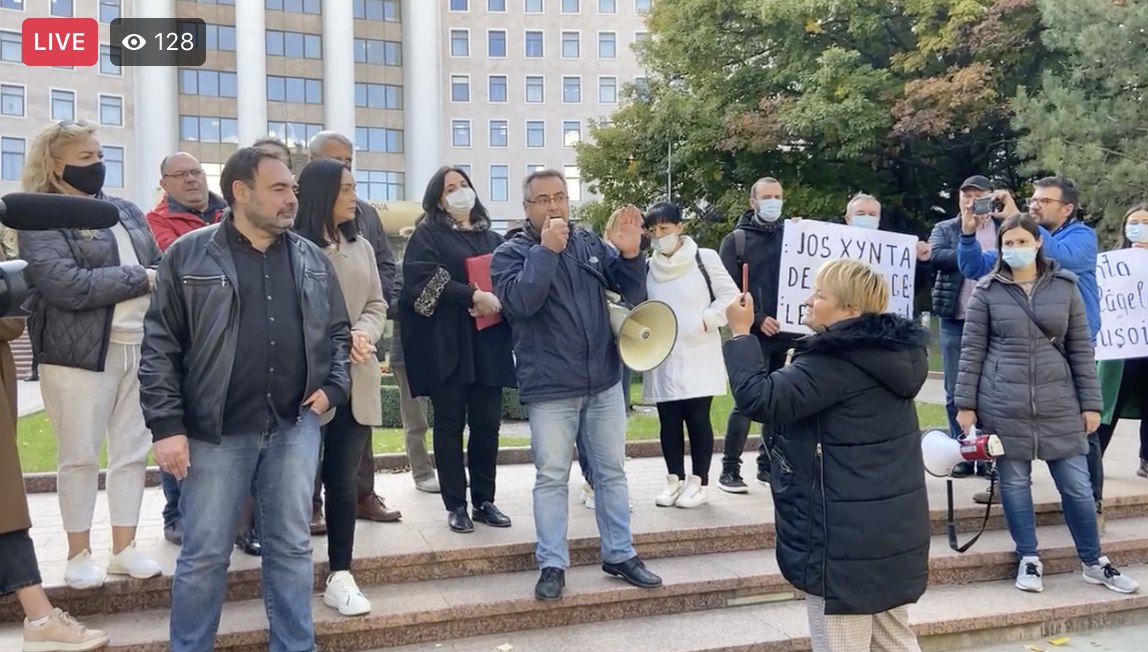 Altă protestatară de serviciu, Maria Olar a venit la contra-protest și le strigă vorbitorilor: La pușcărie!