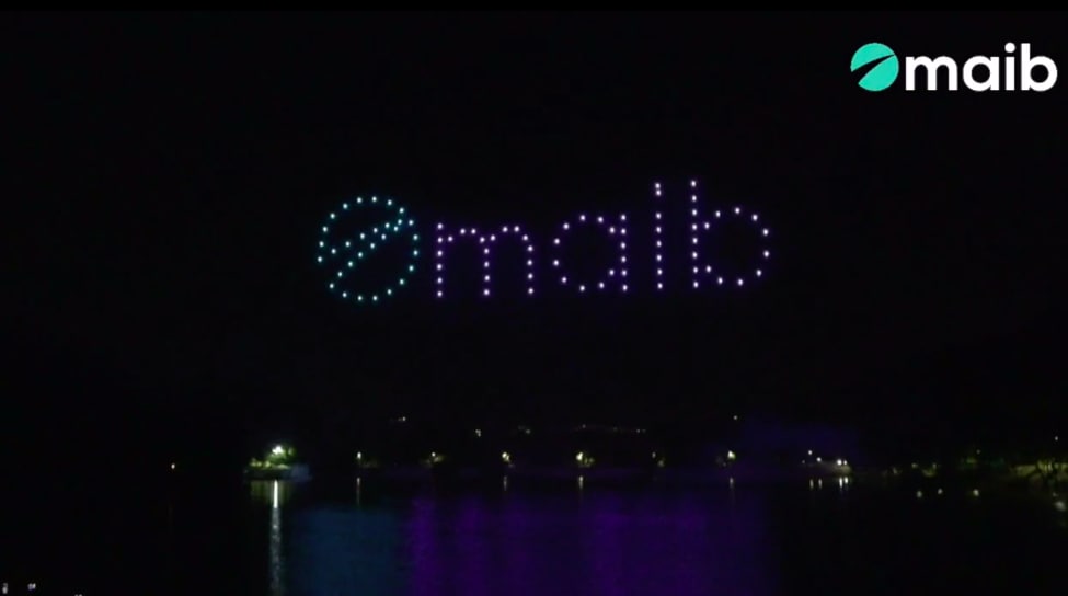 Azi seara se întâmplă ceva frumos pe cerul Chișinăului. Maib anunță un show high-tech -  își propune să lumineze cerul și să creeze animații de diferite forme cu ajutorul a 100 de drone simultan, completate de o proiecție laser fascinantă. Acesta va reprezenta o combinație unică dintre tehnologie și artă