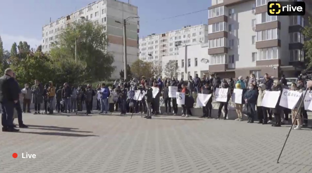 S-a reunit gașca: Oamenii lui Dodon, Voronin, Tkaciuk, Usatîi sunt acum în fața judecătoriei Ciocana și cer eliberarea lui Alexandru Stoianoglo