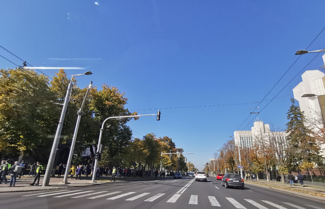 Ora 12.30, foto de la fața locului: Până în 500 de persoane la protestul de azi