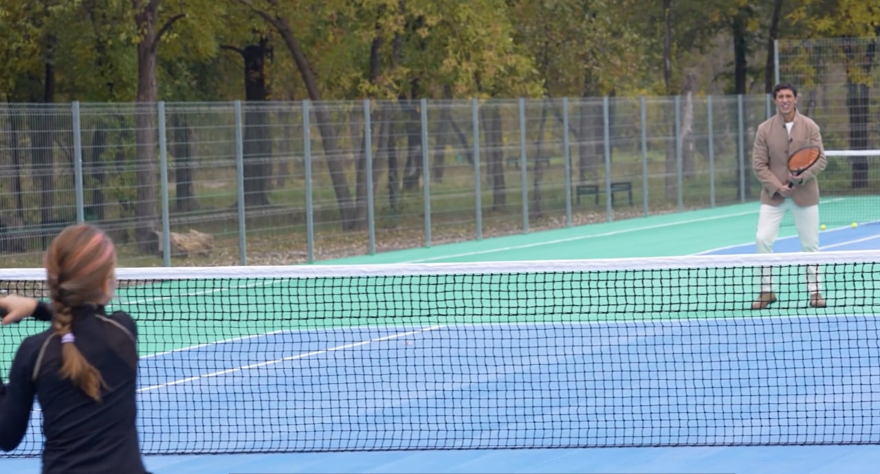 Acces gratuit. În Chișinăul au fost inaugurate 2 noi terenuri de tenis, cu ocazia Hramului Chișinăului. Acestea au fost donate către cetățenii orașului de Fundația Ceslav Ciuhrii, care este și președinte al Federației de tenis. Accesul ar urma să fie gratuit. Proiectul a costat cca 1,7 mln de lei. Cele 2 terenuri se află în zona. Sculeni, în parcul La Izvor