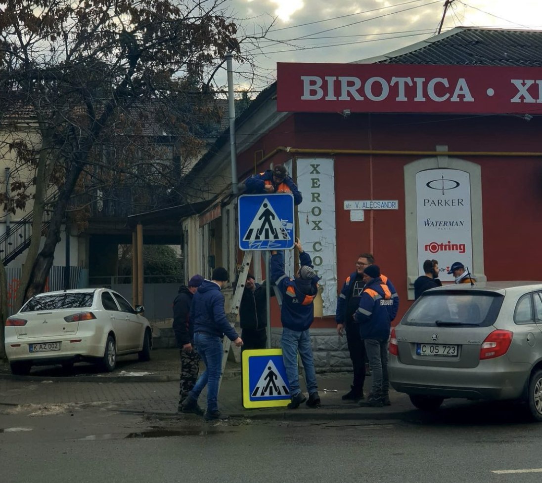 Fotografia zilei în Chișinău. De câți oameni de la Exdrupo e nevoie pentru montarea unui semn de circulație? Răspuns: De cât mai mulți 😂