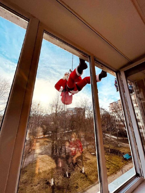 Au coborât de pe acoperiș, pe fațadă, printre altele, Hulk, Spider Man, dar și Moș Crăciun. Bravo!