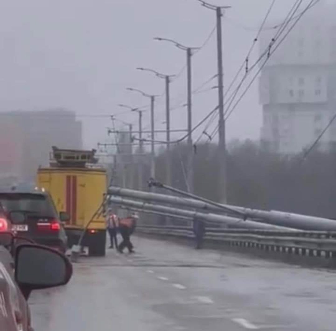 Chiar și stâlpii din Capitală îl sabotează pe edilul Ion Ceban. 😁 Cei de pe viaduct au îndrăznit să cadă azi, provocând dificultăți în trafic