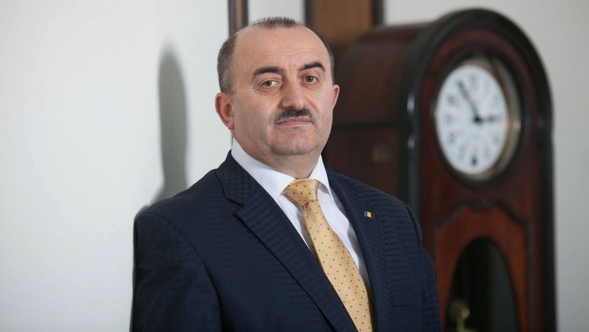  Este acuzat de escrocherie în proporții deosebit de mari, delapidarea averii străine în proporții deosebit de mari și corupere activă