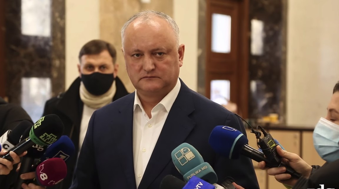 Igor Dodon, comentarii după 3 ore de audieri la Procuratură pe marginea dosarului procurării de energie electrică din 2008: __Eu am studiat subiectul și pot să vă spun că în acest dosar nu pot fi nici măcar bănuit, eu personal nu am nicio vină. Dacă guvernarea crede că prin astfel de show-uri va schimba accentele de pe nemulțumirea populației, se înseală amarnic. (...) Eu sunt gata să vin și să discut, să prezint dovezi cu privire la nevinovăția mea. Apropo, potrivit nomenclatorului, în minister actele nu se păstrează mai mult de 10 ani