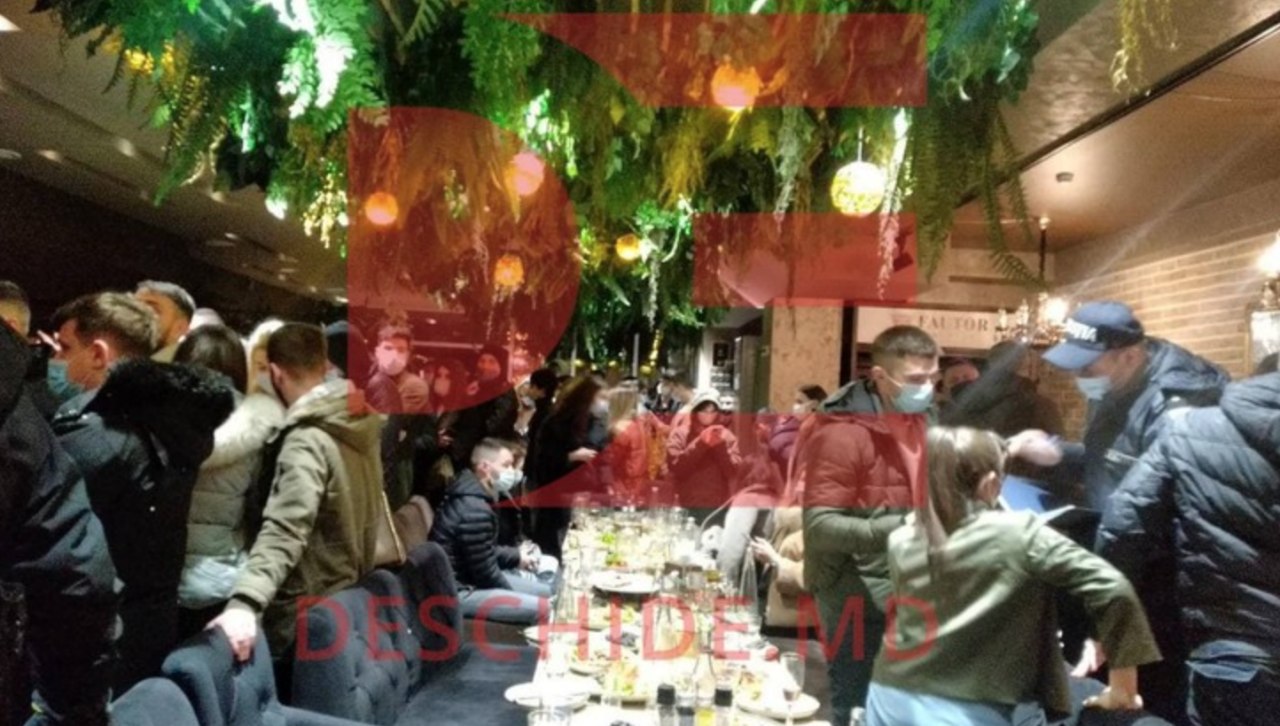 S-a întâmplat după ce poliția a pus la cale o operațiune de amploare de verificare a respectării regulilor de către localuri. Administratorii clubului au blocat intrările, iar negocierile ar fi durat ore în șir până când oaspeții au început să se sufoce