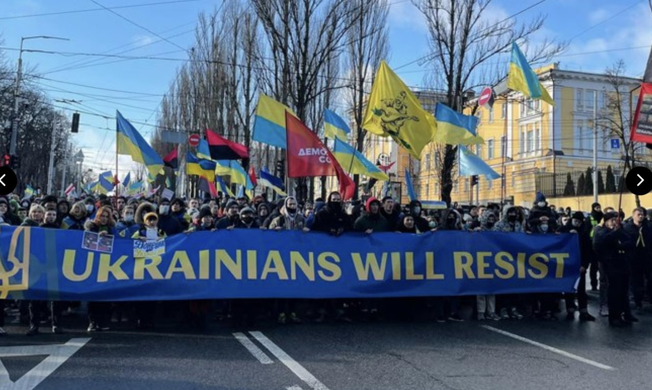 Între timp, la Kiev are loc un marș care face apel la unitate: __Ucrainenii vor rezista, îi spunem NU lui Putin, __scrie pe pancarde
