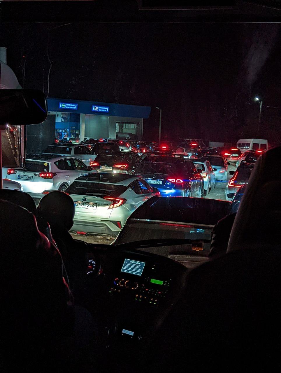 În acest scop, vameșii recomandă transportatorilor de mărfuri și tuturor participanților la traficul transfrontalier să opteze pentru punctele de trecere „Cahul-Oancea”, „Giurgiulești-Galați”, „Sculeni-Sculeni” sau „Costești-Stânca” (doar deținătorii de statut AEO sau camioane fără încărcătură)