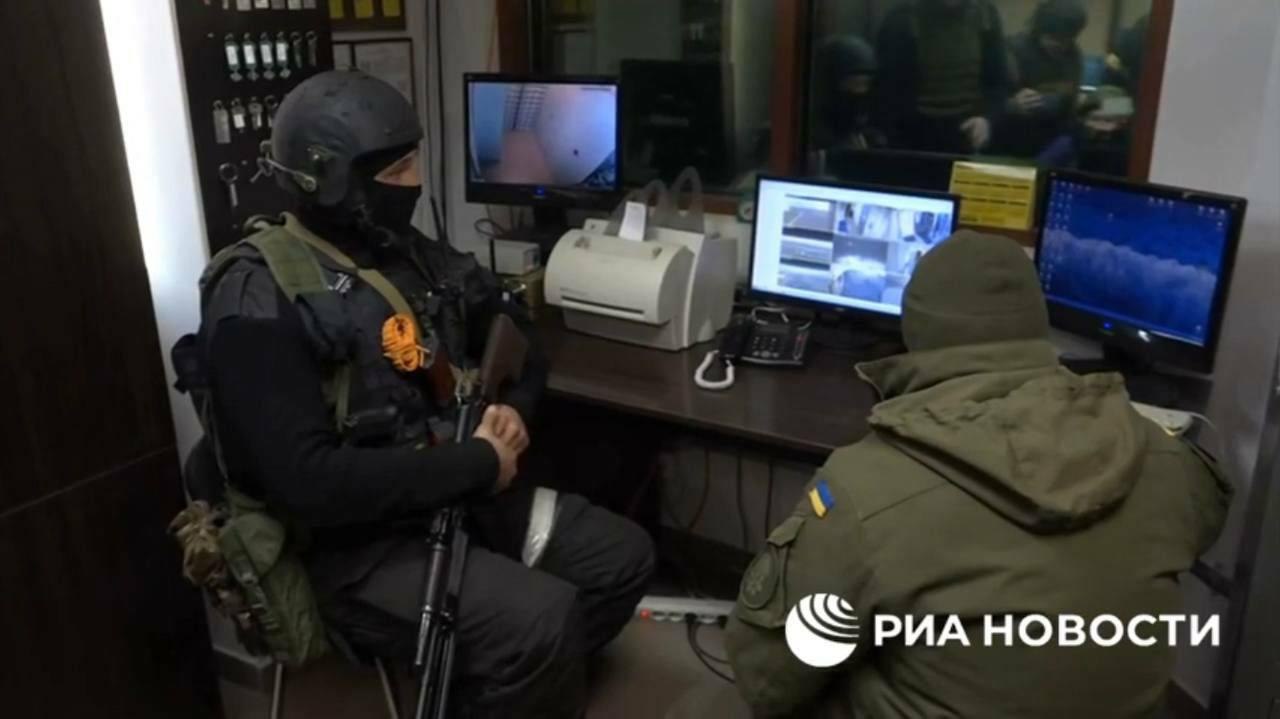 Presa rusă de stat publică imagini foto și video, în care arată cum rușii și ucrainenii asigură în comun securitatea stației atomice de la Cernobîl