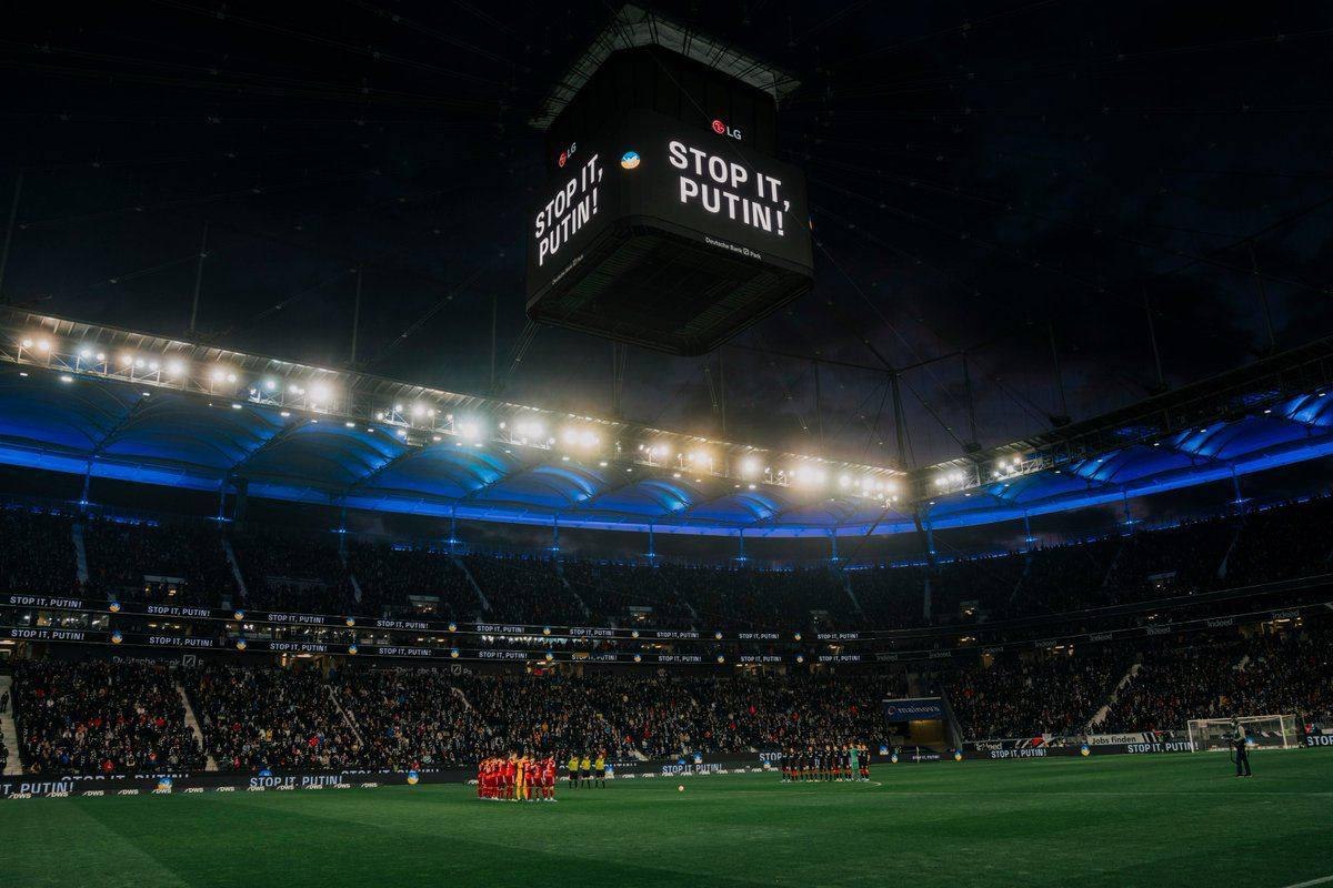 Putin este probabil cel mai urât om de pe planetă acum: e pe buzele tuturor, stadioane, planuri, etc. Foto de la începutul meciului de fotbal disputat între Bayern Munchen și Eintracht