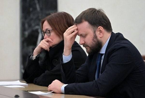 Fețele membrilor comisiei economice la întâlnirea cu Putin. Printre cei prezenți: Șefa Băncii Naționale, Ministrul Finanțelor, Premierul Mișustin. Toți ținuți la mare distanță