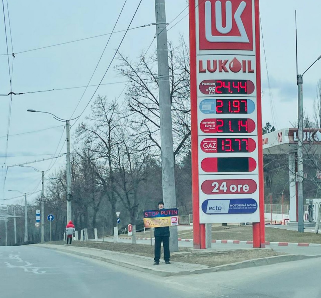 Chișinău. Un bărbat stătea cu o pancardă-boicot în fața unei benzinării rusești. Sectorul Ciocana azi la prânz