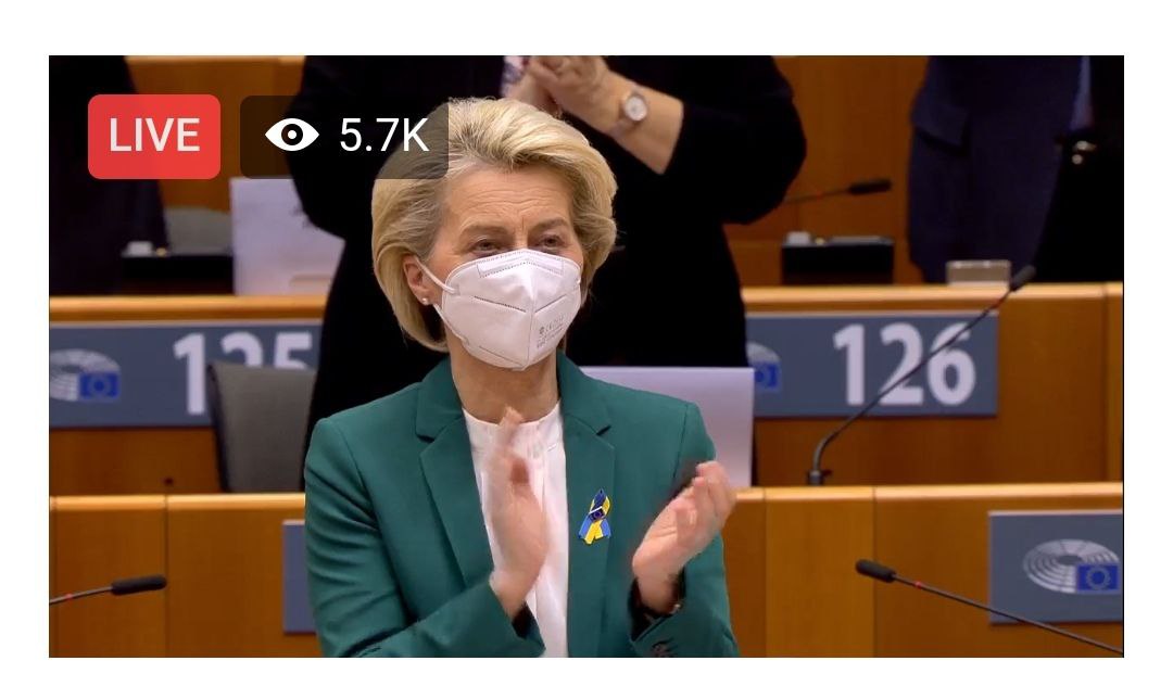 Zelenski și poporul ucrainean, aplaudat îndelung în picioare în forul european, după discursul președintelui ucrainean