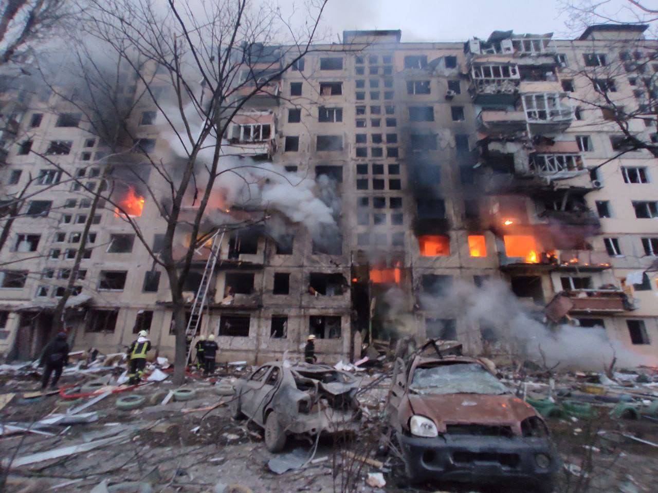 Rezultatul bombardamentului rusesc de azi noapte în Kiev, raionul Oboloni. Un bloc de locuit a fost distrus aproape în totalitate, unele etaje fiind în flăcări până dimineața
