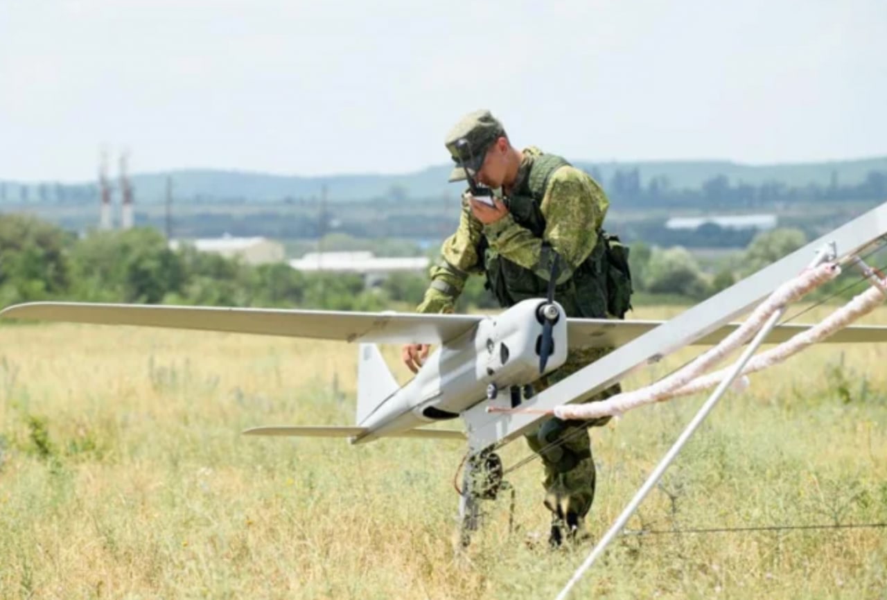 Orlan-10 este un vehicul aerian fără pilot (UAV) cu rază medie de acțiune, polivalent, dezvoltat de firma rusă Special Technology Center LLC. UAV-ul este în dotarea Forţelor Armate Ruse