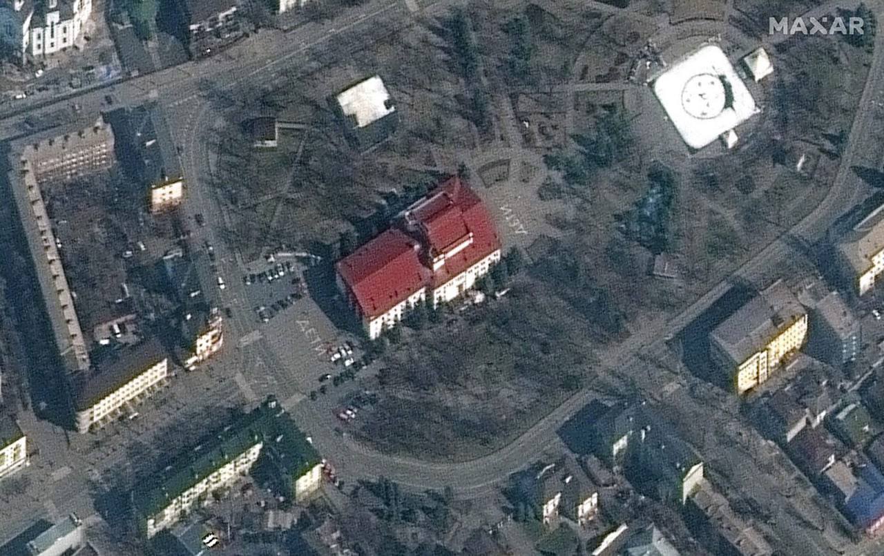 Oricum, clădirea a fost bombardată și distrusă, anunță forțele militare ucrainene. Rușii continuă să declară că ucrainenii __singuri își bombardează obiectele.__