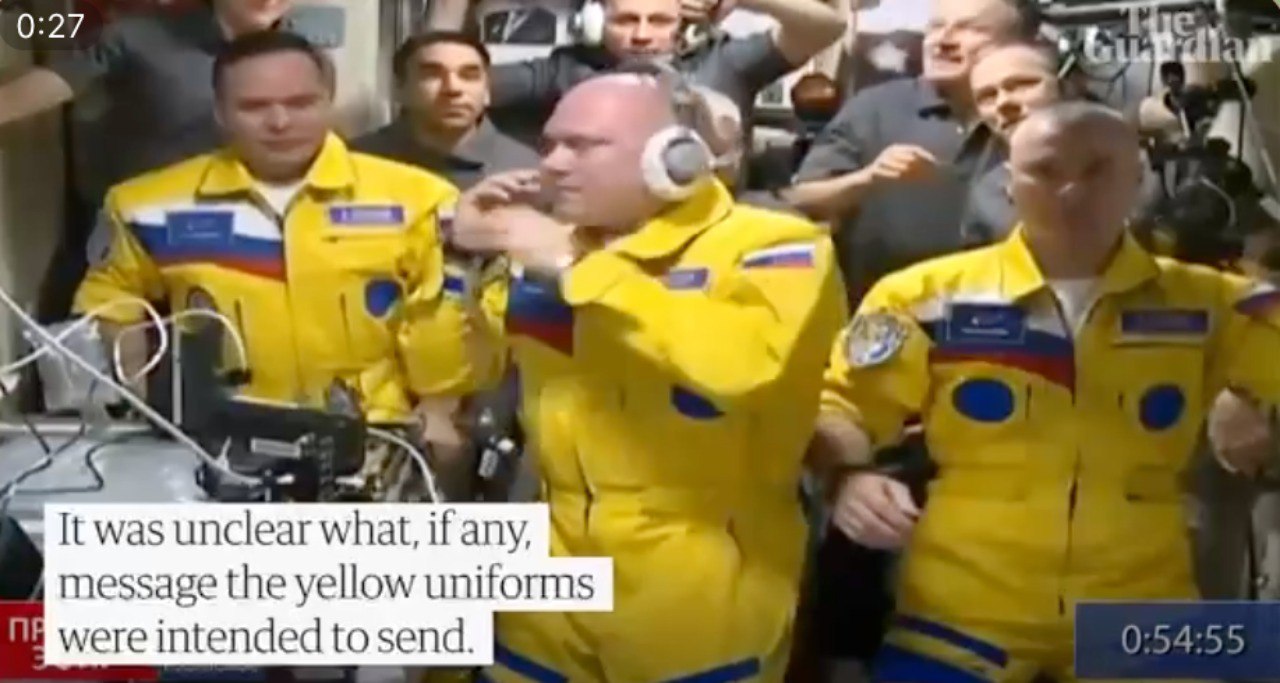 Cosmonauții ruși care au ajuns azi pe Stația Spațială Internațională au purtat costume de culoare galbenă. După ce subiectul a devenit știre, Dmitri Rogozin, șeful Roskosmos, a declarat că acestea au fost pregătite cu mult înainte de evenimentele din Ucraina și nu e cazul ca subiectul să fie folosit în "războiul informațional"