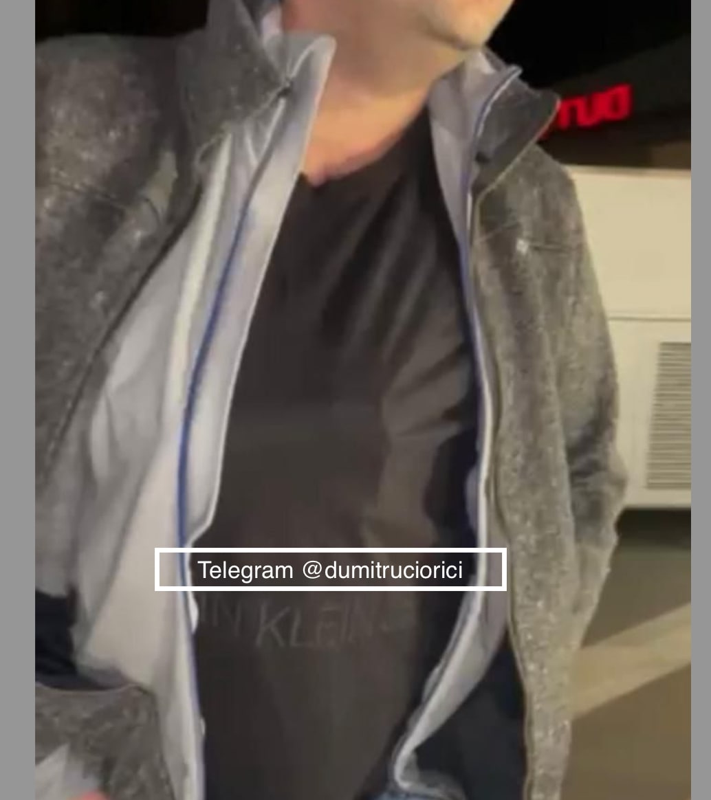 Cu Kalașnikov sub tricou. Un moldovean, azi dimineață la orele 2, la bordul unui bus de rută, a încercat să paraseasca țara având sub tricou un automat Kalașnikov, fără acte pentru armă. Comportamentul ciudat al individului a trezit suspecția lucrătorilor din Serviciul Vamal care au efectuat verificări suplimentare. În rezultat, a fost identificată o armă sub tricoul acestuia. Incidentul a avut loc la postul vamal Leușeni