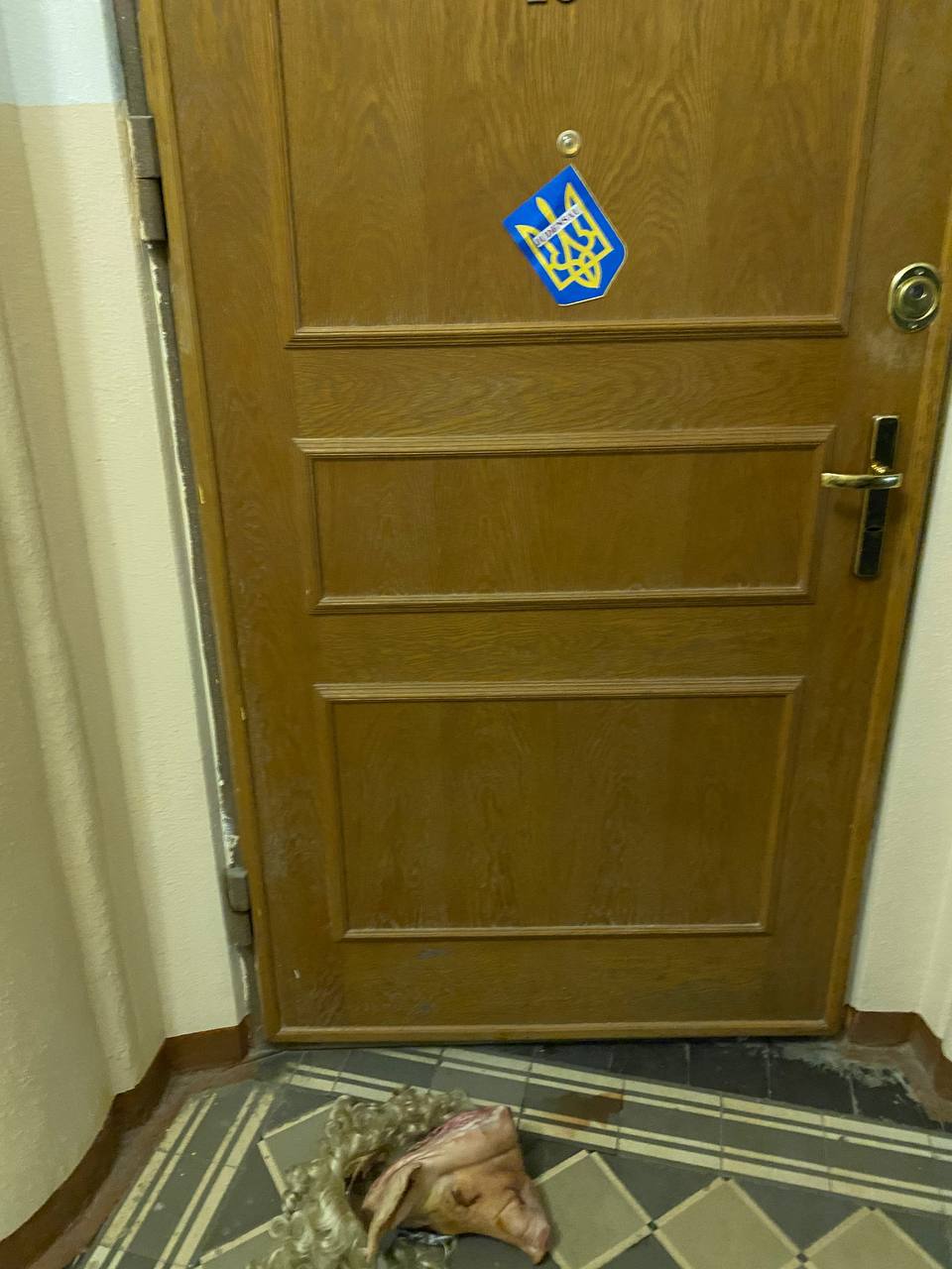 Tentativă de intimidare a fostului redactor-șef al Eho Moskvy, unul dintre cele mai influente radiouri din Moscova, închis pentru retorică anti-război. Lui Alexei Venediktov i s-a adus un cap de porc sub ușă. Pe ea a fost lăsat și un autocolant cu stema Ucrainei și cu o inscripție antisemită