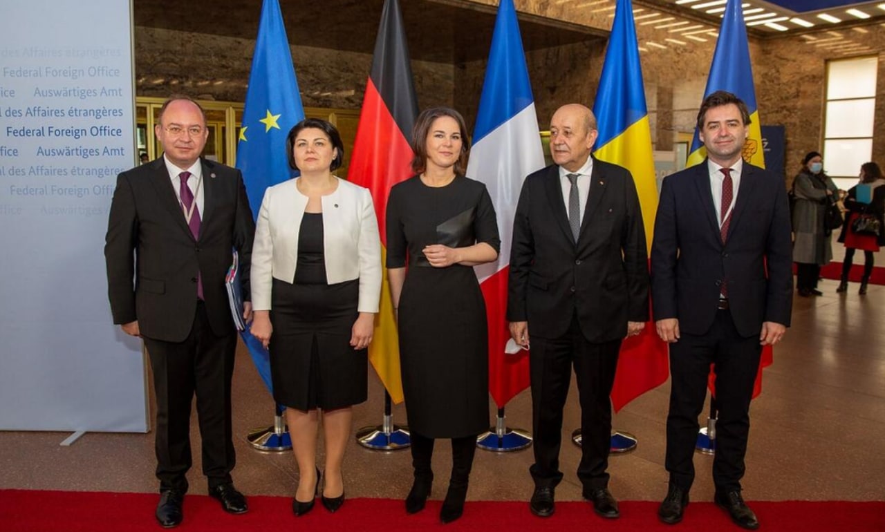  Țările donatoare reunite la Berlin, printre care Germania, Franța și România, au convenit marți, 5 aprilie, un ajutor de 695 de milioane de euro (762 de milioane de dolari) pentru Republica Moldova, care găzduiește cel mai mare număr de refugiați ucraineni pe cap de locuitor. Anunțul a fost făcut de ministra de Externe a Germaniei, Annalena Baerbock, într-o conferință de presă, după lansarea platformei de sprijin pentru Republica Moldova cu scopul de intensifica suportul internațional și al Uniunii Europene pentru țara noastră
