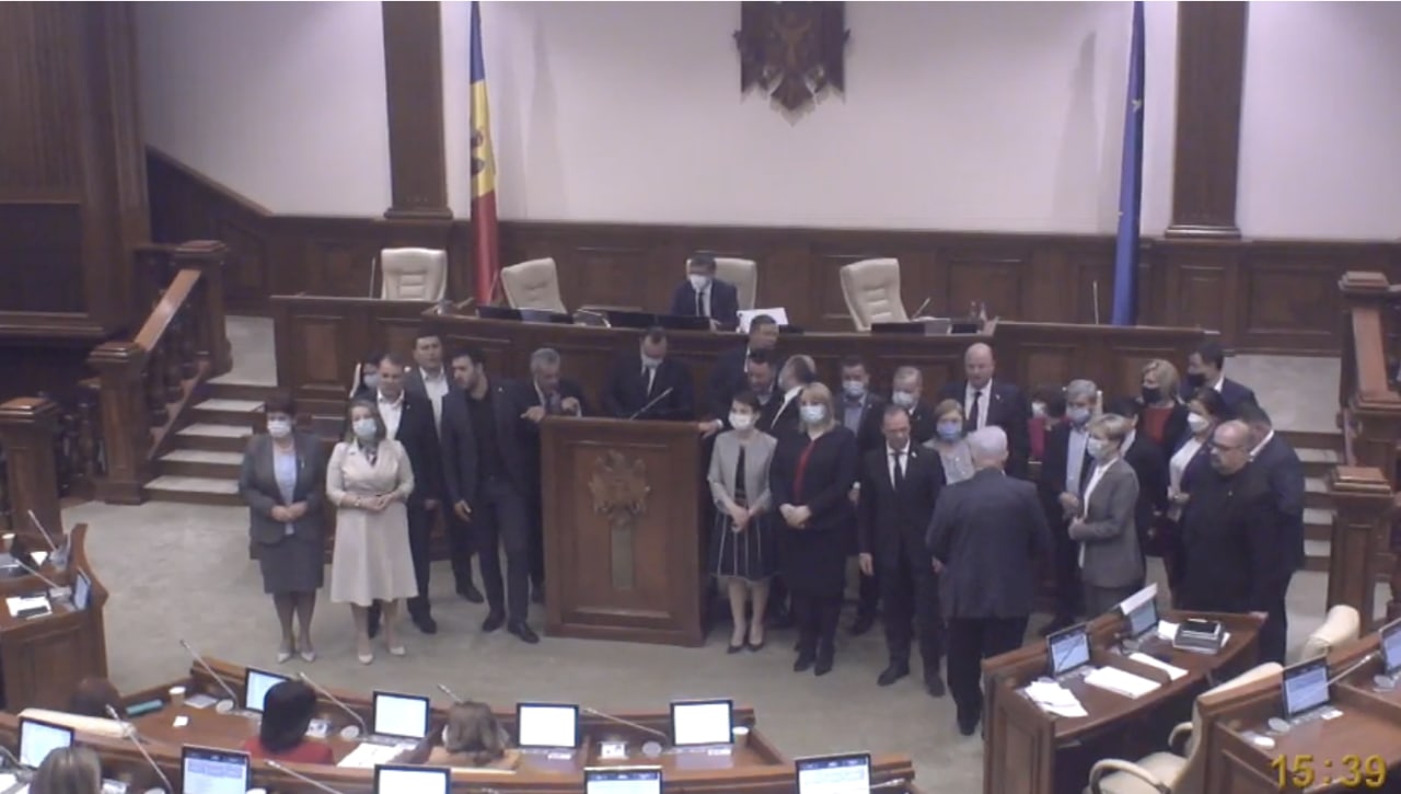 Opoziția din Parlament, reprezentanții Blocului Comuniștilor și Socialiștilor, a ținut discursuri în Legislativ unde a criticat dur modificările propuse, spunând că acestea se vor întoarce împotriva PAS în momentul care nu vor mai fi la guvernare. BCS a anunțat că părăsește ședința în semn de protest. A fost anunțată o pauză