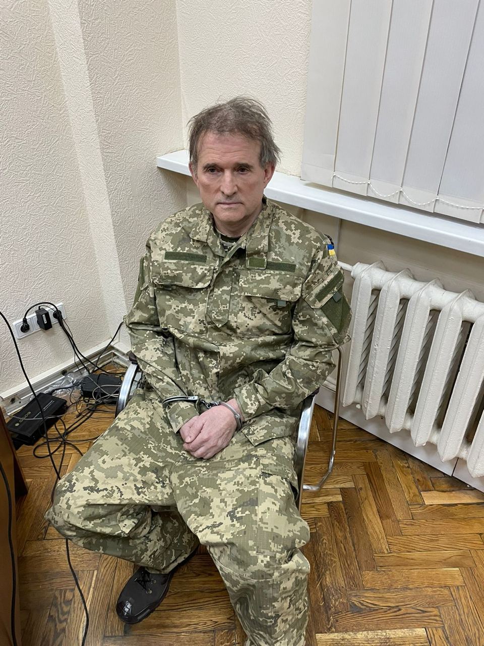 Viktor Medvedciuk, oligarhul ucrainean pro-rus, despre care se spune că ar fi cumetrul lui Putin, a fost capturat. Preşedintele Zelenski a postat o fotografie cu  Medvedciuk în cătuşe