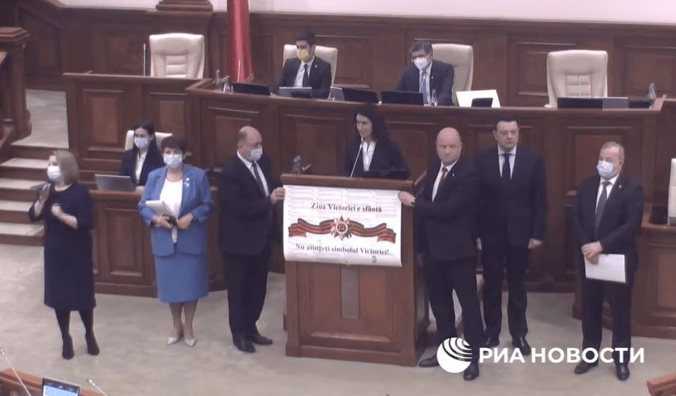 Evenimentul s-a lăsat cu scandal. Deputații comuniști au protestat împotriva deciziei, dar nu au putut opri procesul de vot