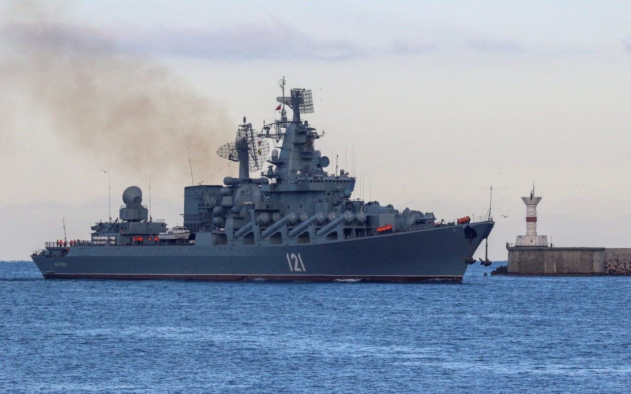 E oficial! Crucișătorul "Moscova" al Federației Ruse, principala navă de război din Marea Neagră - s-a scufundat aseară în timp ce era tractată: __Din cauza deteriorării carcasei în timpul incendiului, provocat de detonarea muniției, nava și-a pierdut stabilitatea și s-a scufundat, anunță Ministerul Apărării al Rusiei.__