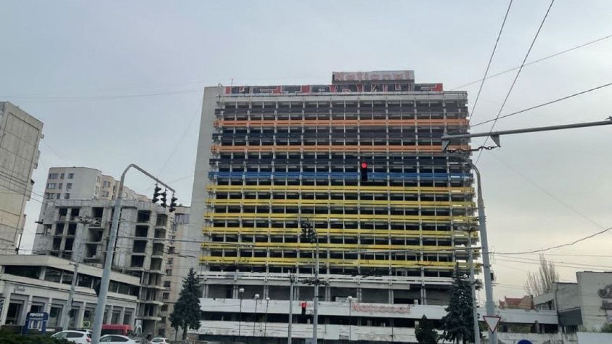 Provocări. O parte din clădirea fostului Hotel Național din capitală, vopsită peste noapte în culorile panglicii Sf. Gheorghe. Începând cu ziua de ieri - acest simbol al razboiului este interzis în Moldova