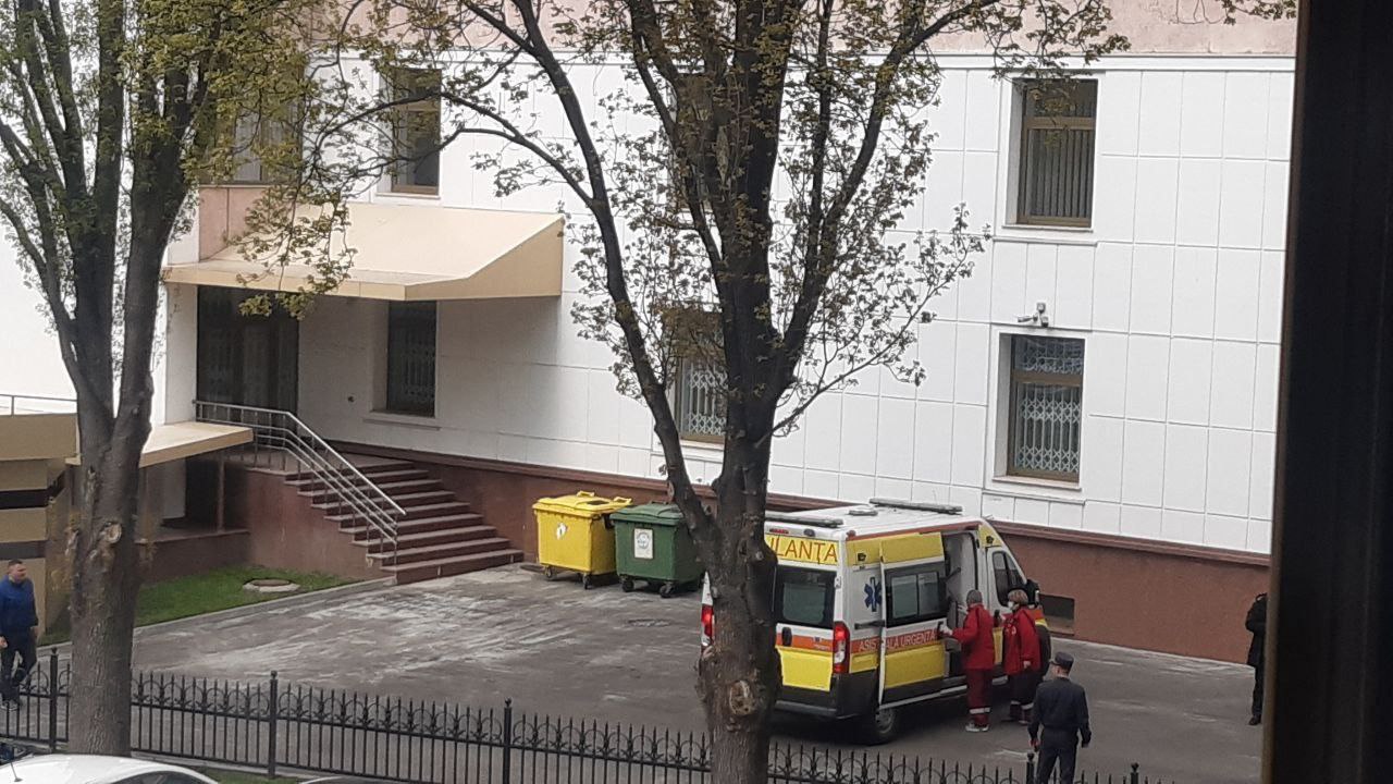 După ce a citit un discurs la tribuna Parlamentului, deputatul socialist Radu Mudreac a fost luat de ambulanță. I s-a făcut rău după ce procurorul a citit cererea de ridicare a imunității. Ar fi suportat două intervenții la inimă și urma să fie operat din nou