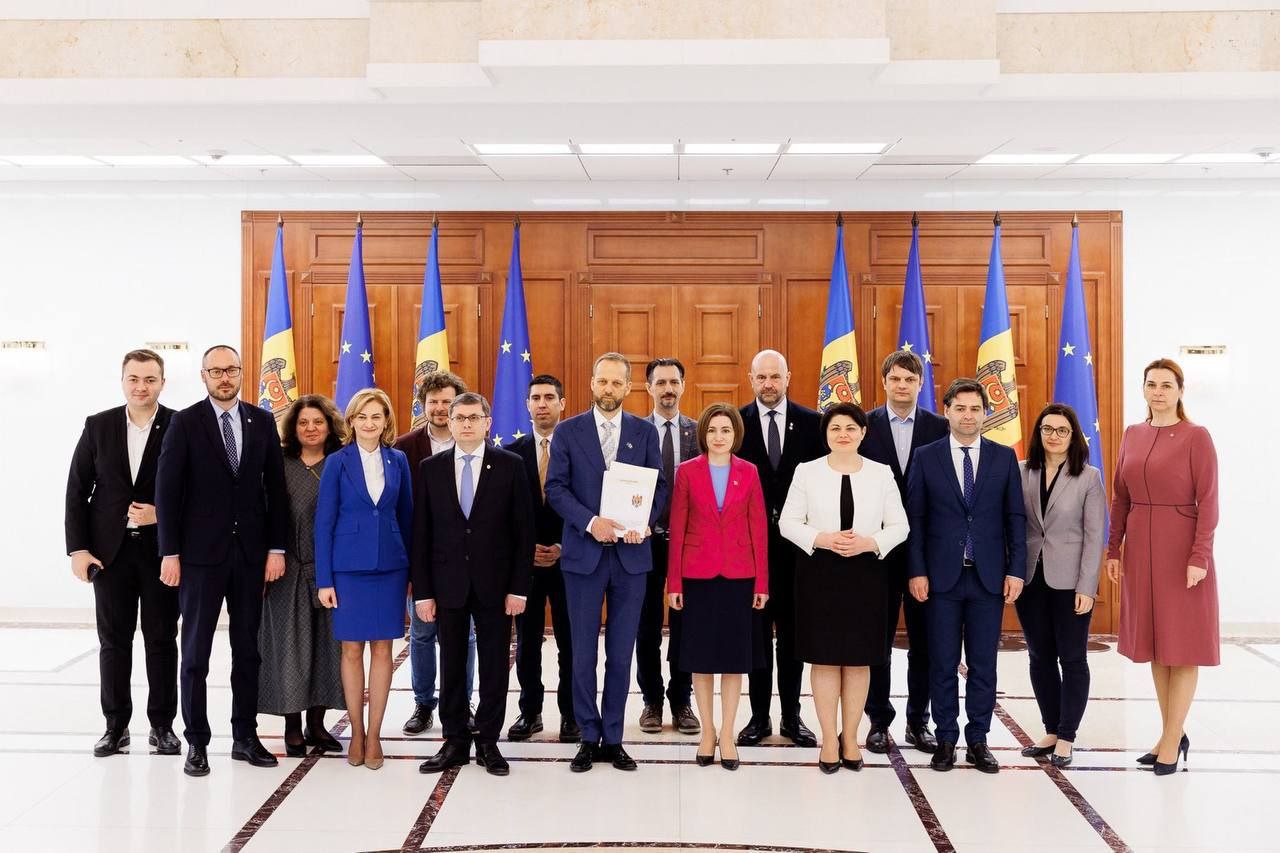 🇪🇺 Maia Sandu a semnat decretul privind constituirea Comisiei naționale pentru integrare europeană. Printre membri se numără: Prim-ministra Natalia Gavrilița, Președintele Parlamentului, Igor Grosu, Vicepreședintele Parlamentului, Mihail Popșoi, deputații Dumitru Alaiba, Adrian Băluțel, Vladimir Bolea, Lilian Carp, Doina Gherman, Liliana Nicolăescu-Onofrei, Dan Perciun, Olesea Stamate, viceprim-miniștrii Nicolae Popescu, Oleg Serebrian și Andrei Spînu și miniștrii Dumitru Budianschi, Sergiu Gaibu, Sergiu Litvinenco și Ana Revenco