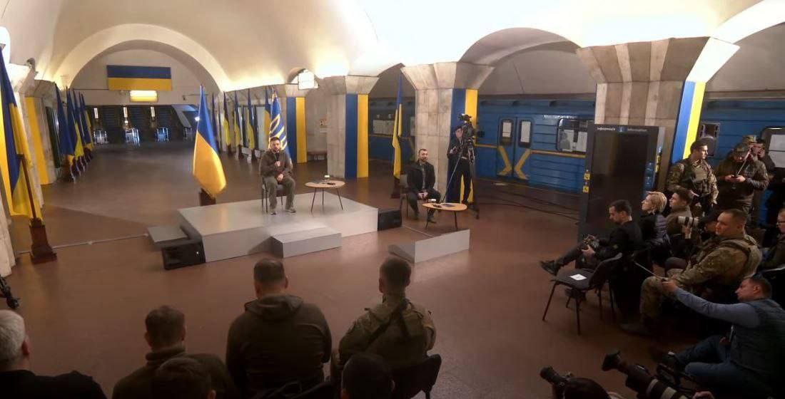 Zelenski, conferință de presă în aceste momente într-o stație de metrou: __Dacă oamenii noștri vor fi uciși la Mariupol, dacă în teritoriile ocupate se vor organiza pseudoreferendumuri, Ucraina se va retrage din orice negocieri. Securitatea noastră funcționează, știm ce se întâmplă în zonele ocupate. Nu va exista un sfârșit diplomatic al războiului în astfel de scenarii, __a spus Zelenski