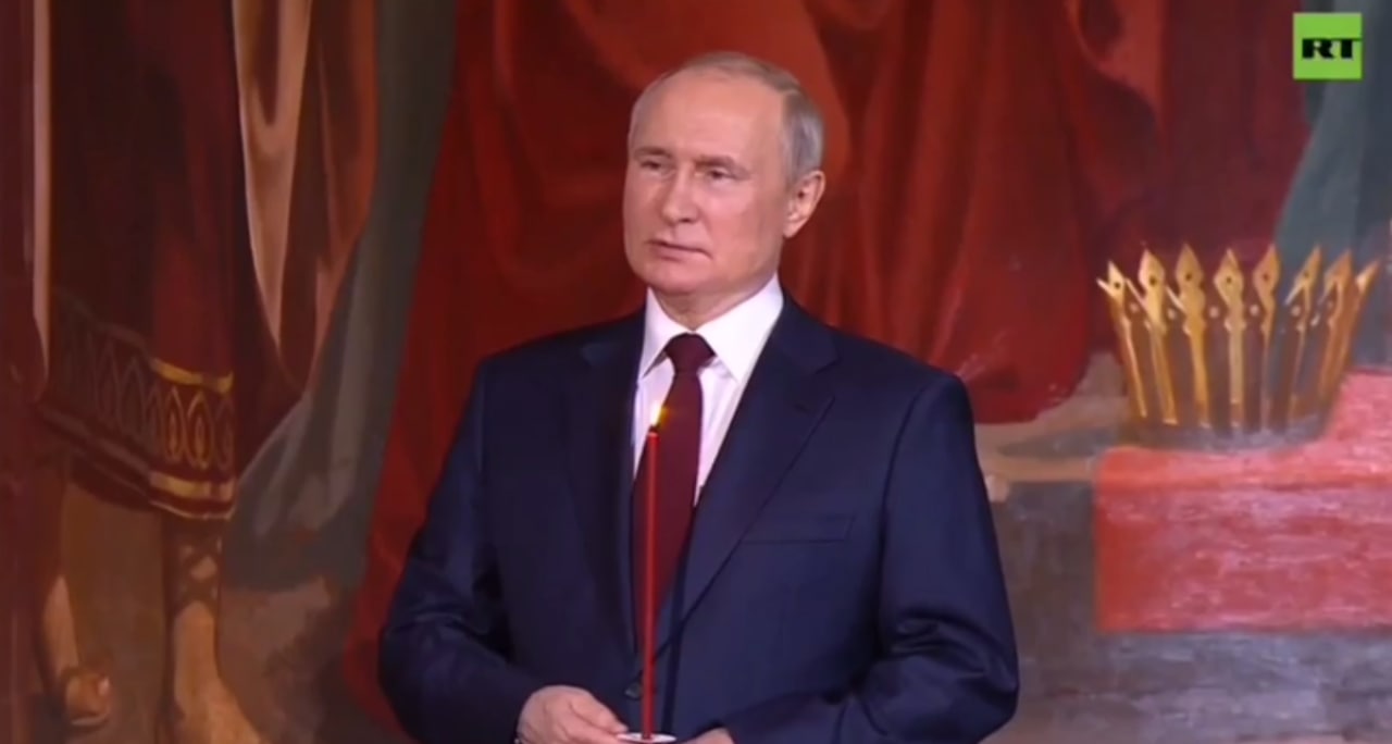 În timp ce armata rusă bombarda Odesa cu rachete, timp în care a fost ucis un bebeluș de 3 luni, chiar în sâmbăta Paștelui, Vladimir Putin era la biserică și "se ruga pentru pace" (este discutabil dacă se afla la biserică, dar e cert că presa l-a arătat acolo)