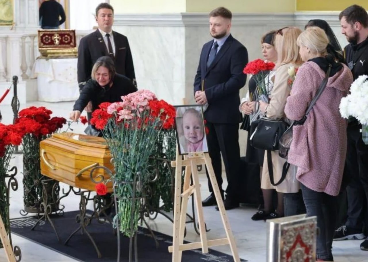 Micuța Kira, bebelușul de 3 luni, mama și bunica ei, ucise de rachetele rusești în sâmbăta Paștelui, au fost înmormântate azi la Odesa