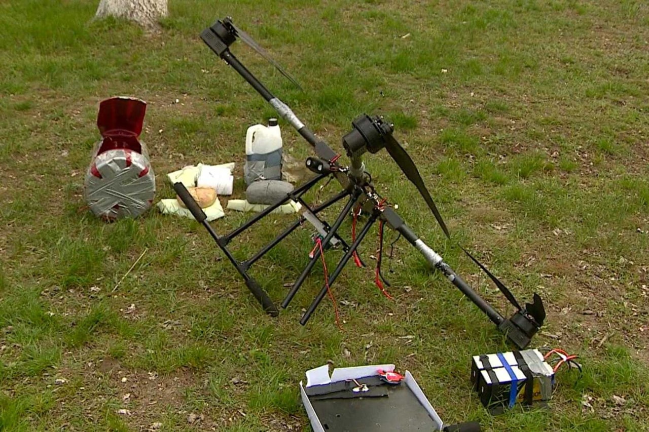 Ministerul de interne al regiunii: __Drona are o lungime de 1,5 m, este asamblată din diverse componente. Echipamentul este atât de puternic încât este capabil să deplaseze sarcini de până la 20 kg până la 30 km de operatorul care o controlează