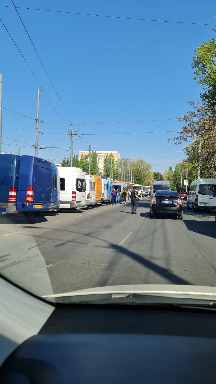 În unele sectoarea ale Capitalei se observă că oamenii sunt aduși organizat la evenimentul de 9 Mai. Zeci de microbuze și autobuze stau parcate în locuri special amenajate