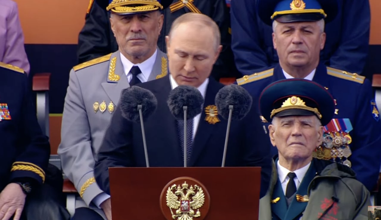 Vladimir Putin, la Moscova: Egalează bătălia pentru apărarea Moscovei din al doilea Război Mondial cu apărarea Donbasului și a oamenilor din această regiune care e teritoriu ce aparține Ucrainei:__ Luptați pentru oamenii noștri din Donbass, pentru securitatea Patriei noastre. Țările NATO nu au vrut să ne audă, aveau planuri complet diferite, pregătirile pentru un atac asupra Crimeei erau în curs de desfășurare, alianța a început dezvoltarea militară a teritoriilor adiacente noastre, totul indica că o ciocnire cu neo-naziștii ar fi inevitabilă.__
