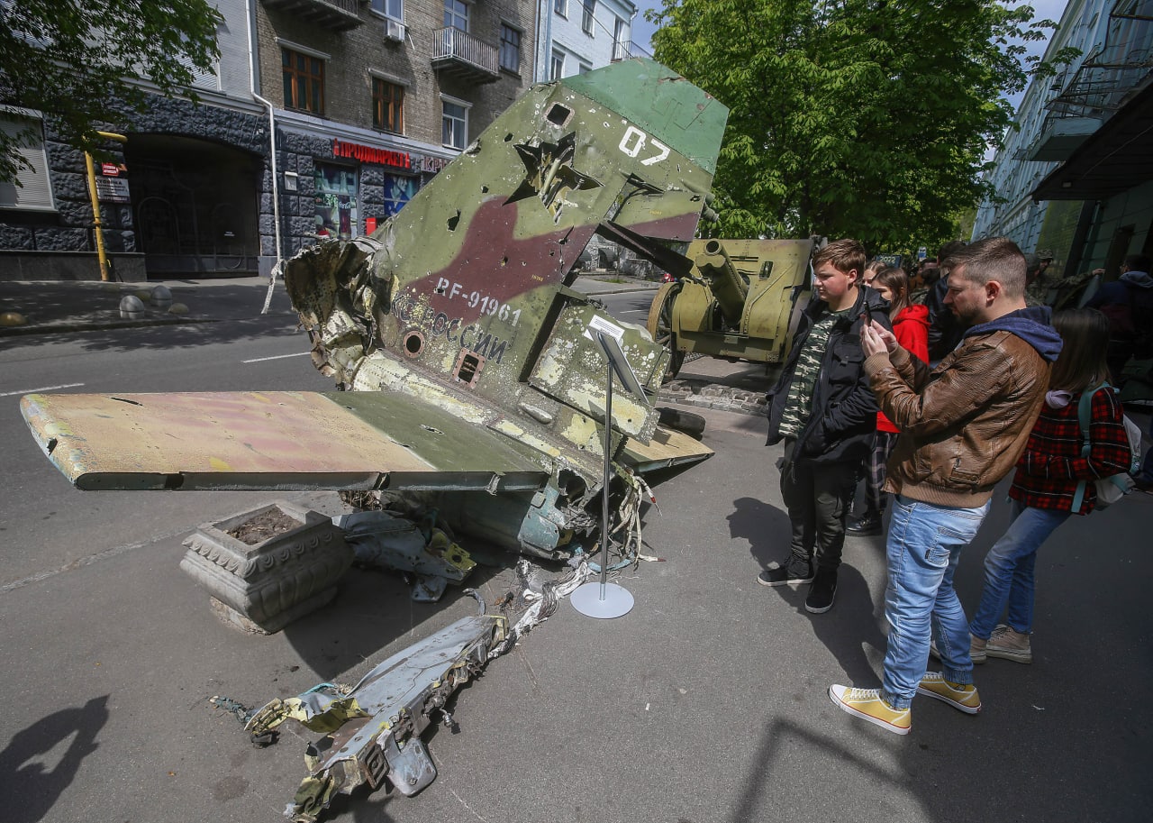  Parada epavelor rusești. Ucrainenii au scos pe străzile din Kiev blindatele distruse ale rușilor pentru a marca astfel ziua de 9 Mai