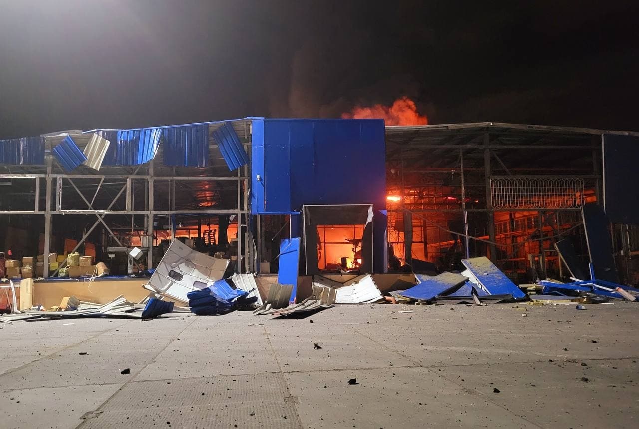 Odesa a fost atacată cu cel puțin 7 rachete azi noapte de către aviația rusă. Una dintre ele a ajuns într-un mall, distrugându-l în totalitate. 1 persoană a decedat, iar altele au fost rănite