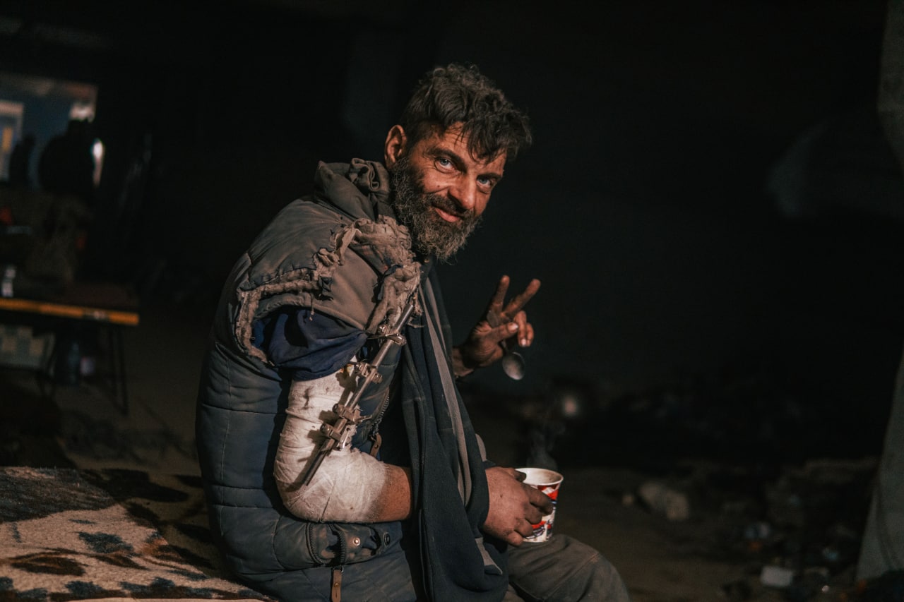 Presa din Ucraina a publicat o galerie foto cu situația apărătorilor militari ucraineni, blocați în uzina Azovstal. Rusia nu vrea să permită evacuarea lor. Imaginile vorbesc de la sine