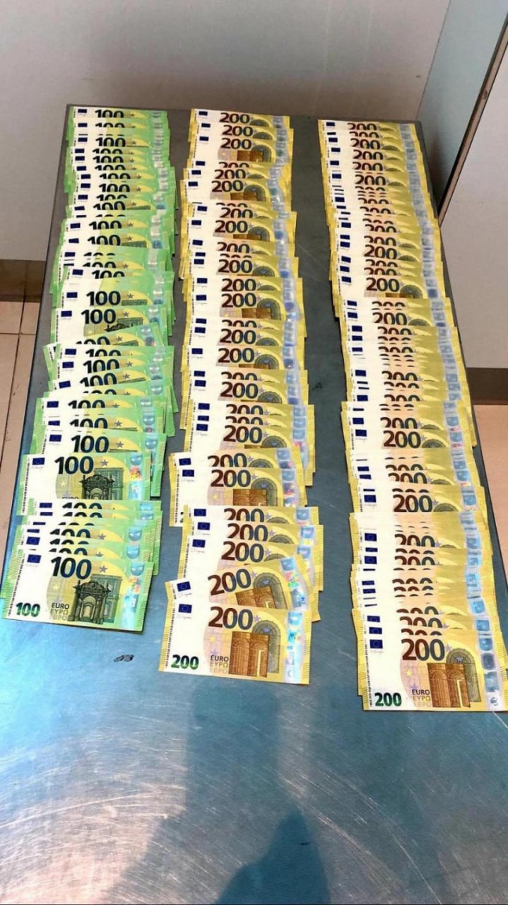 Un bărbat, cu dublă cetățenie, urma să părăseasca țara cu 40 mii euro, nedeclarați. Cazul a avut loc la Aeroportul Internațional Chişinău, în zona VIP, în timpul controlul de specialitate. pe lângă cele 8 500 Euro a fost depistată și suma de 40 000 Euro, care urma a fi scoasă ilegal din țară, din motivul nedeclarării acesteia