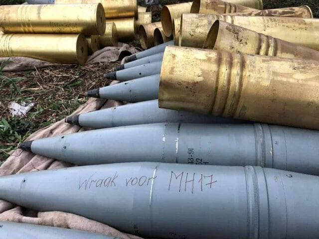 Presa ucraineană: Pe unul din obuzele trimise din Olanda e scris așa - __Răzbunare pentru MH17__, avionul de linie dat jos de separatiștii pro-ruși în Donbas în iulie 2014. În urma incidentului, au decedat toți cei peste 280 de pasageri aflați la bord