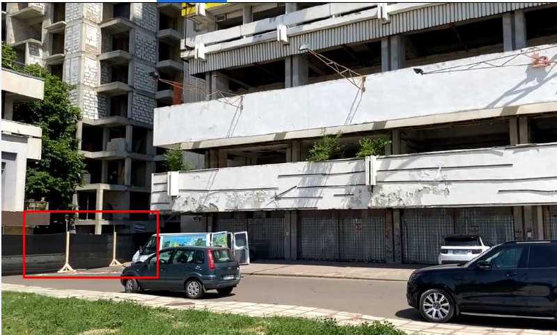 UPDATE. Proprietarii Hotelul Național spun că nu se pregătește demolarea edificiului. Astăzi au început să fie efectuate lucrări de marcare a zonei de siguranță în jurul clădirii, pentru a preveni accesul bochetarilor pe teritoriu