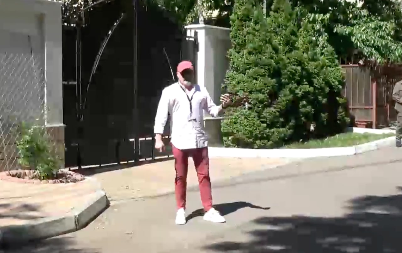 În fața casei lui Igor Dodon are loc un întreg show organizat de Rizea, Costiuc & Co