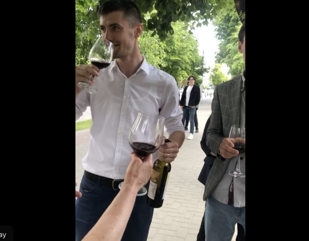JurnalTV: A fost reținut și cumnatul lui Igor Dodon, pentru că mânca o recipisă din care reiese că Dodon este beneficiar al bazei de odihnă de la Sadova