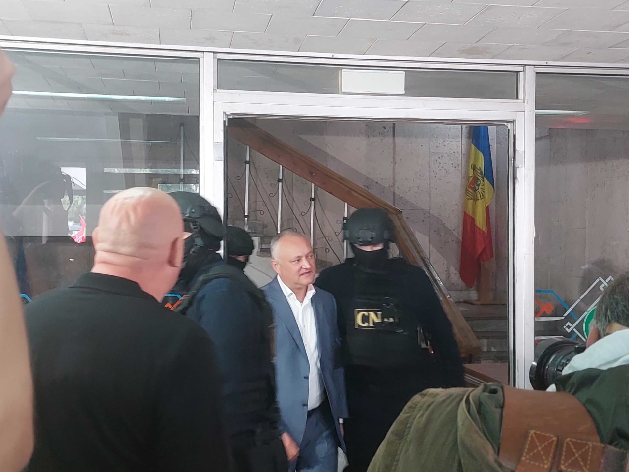 Igor Dodon, adus la la Judecătoria Chișinău, sediul Ciocana. Aici, magistrații vor examina demersul privind plasarea lui în arest pentru 30 de zile