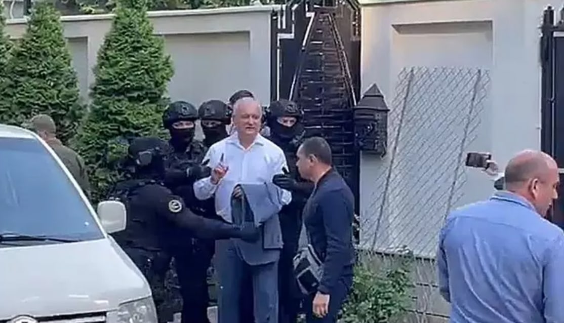 Judecătoria a decis plasarea în arest la domiciliu pentru 30 de zilei a lui Igor Dodon. Are interdicția de a părăsi casa