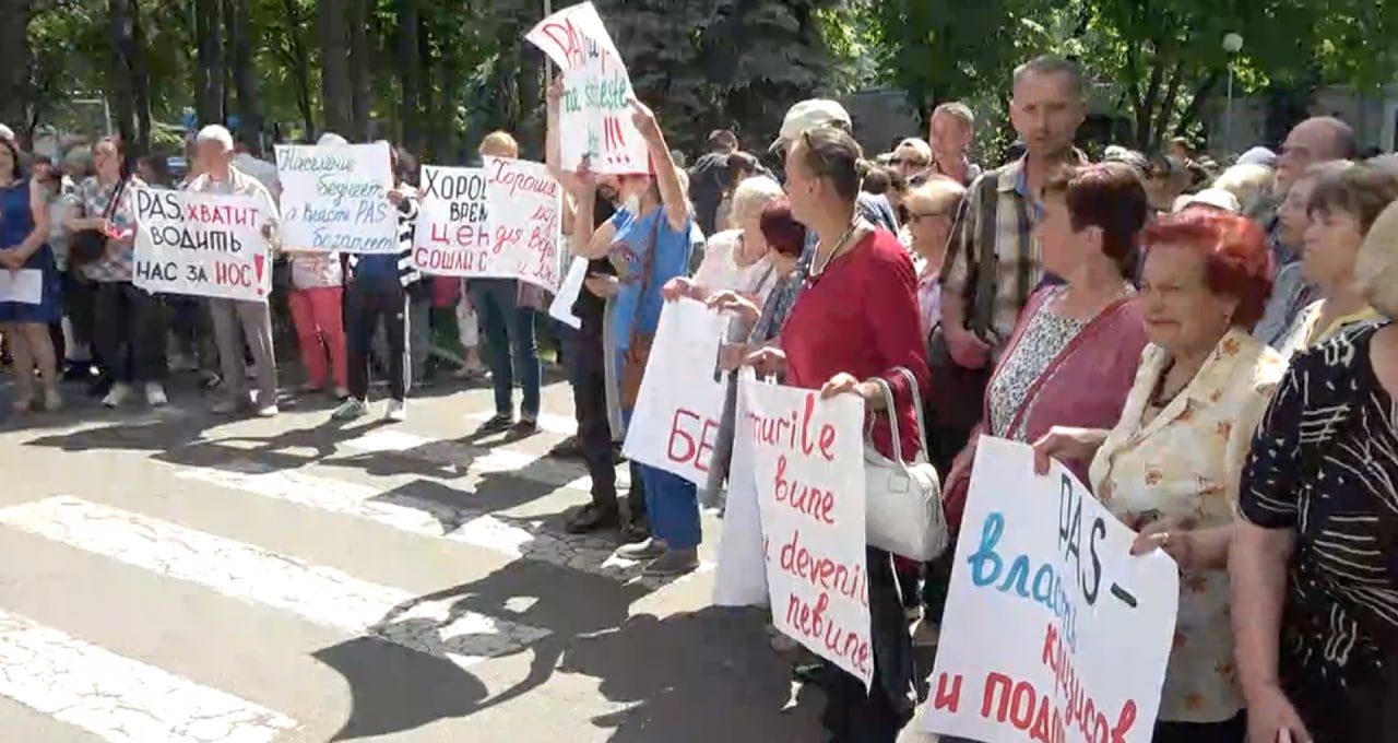  Protest la Guvernul R. Moldova: Acțiune organizată de PCRM și Partidul ȘOR împotriva „crizei sociale” și creșterii prețurilor la produsele alimentare și carburanți