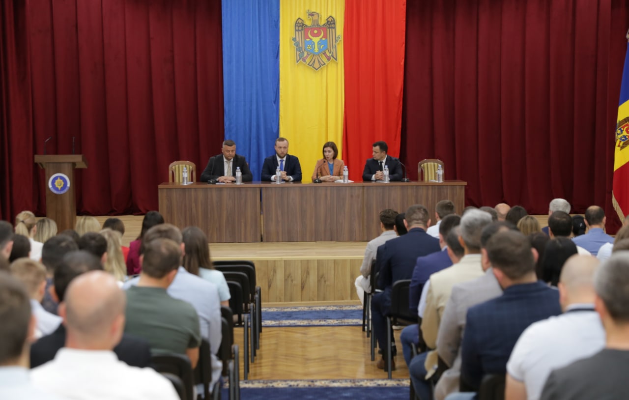  Musteață a fost prezentat ieri seara angajaților SIS. La întâlnire au venit Sandu și Esaulenco, deja fostul șef